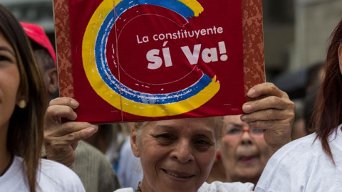 Simpatizantes del Gobierno participan en una concentración a favor de la constituyente en Caraca. EFE/Nathalie Sayago Simpatizantes del Gobierno participan en una concentración a favor de la constituyente en Caraca. EFE/Nathalie Sayago
