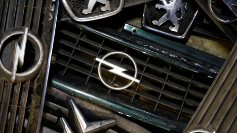 Los logos de Peugeot, Opel y Citroen en sendos frontales de vehículos. REUTERS / Dado Ruvic Los logos de Peugeot, Opel y Citroen en sendos frontales de vehículos. REUTERS / Dado Ruvic