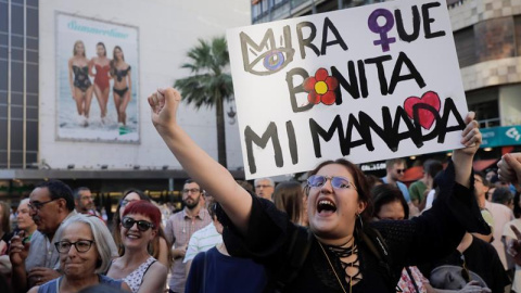 Una joven protesta durante una concentración contra la puesta en libertad provisional de los cinco condenados de La Manada. EFE/Kai Försterling/Archivo Una joven protesta durante una concentración contra la puesta en libertad provisional de los cinco condenados de La Manada. EFE/Kai Försterling/Archivo