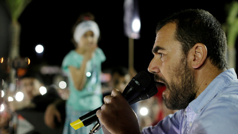 Nasser Zefzafi, líder del movimiento activista y social Hirak dando un discurso en el Rif marroquí. / Reuters Nasser Zefzafi, líder del movimiento activista y social Hirak dando un discurso en el Rif marroquí. / Reuters