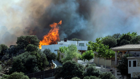 28/06/2019.- Imagen del incendio forestal que se ha declarado en el paraje denominado "Cerro de los Palos", y que ha obligado al desalojo de varias viviendas de urbanizaciones cercanas a la ciudad de Toledo. EFE / Ángeles Visdómine. 28/06/2019.- Imagen del incendio forestal que se ha declarado en el paraje denominado "Cerro de los Palos", y que ha obligado al desalojo de varias viviendas de urbanizaciones cercanas a la ciudad de Toledo. EFE / Ángeles Visdómine.