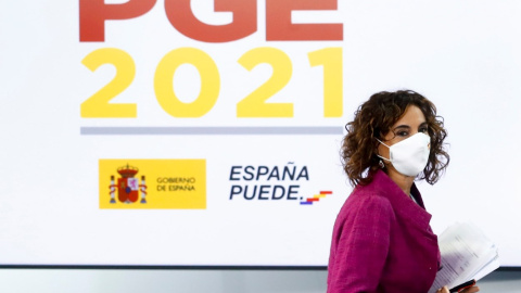La ministra de Hacienda, María Jesús Montero durante la rueda de prensa tras el Consejo de Ministros celebrada en el Palacio de la Moncloa este martes tras la aprobación del proyecto de Ley de Presupuestos Generales del Estado de 2021. EFE/Ballesteros La ministra de Hacienda, María Jesús Montero durante la rueda de prensa tras el Consejo de Ministros celebrada en el Palacio de la Moncloa este martes tras la aprobación del proyecto de Ley de Presupuestos Generales del Estado de 2021. EFE/Ballesteros