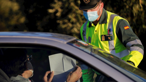 Agentes de la Guarda Civil realizan un control de tráfico en la A4 en la salida de Madrid, este viernes. Agentes de la Guarda Civil realizan un control de tráfico en la A4 en la salida de Madrid, este viernes.