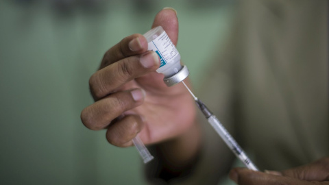 Imagen de archivo de una enfermera preparando una vacuna. Imagen de archivo de una enfermera preparando una vacuna.