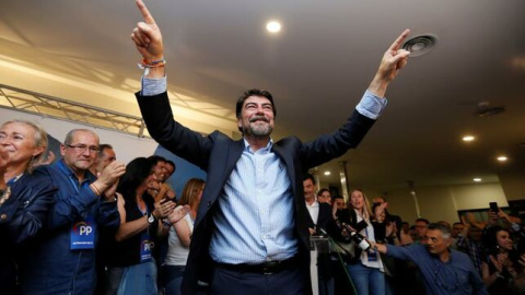 26/05/2019 - El alcalde de Alicante, el popular Luis Barcala, durante las elecciones del 26 de mayo. / EFE 26/05/2019 - El alcalde de Alicante, el popular Luis Barcala, durante las elecciones del 26 de mayo. / EFE