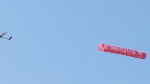 El dron con el lema "Lo volveremos a hacer". / ÒMNIUM CULTURAL El dron con el lema "Lo volveremos a hacer". / ÒMNIUM CULTURAL