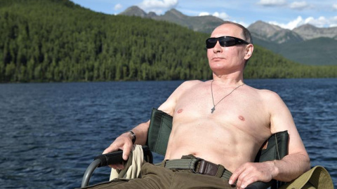 El presidente ruso Vladimir Putin durante un viaje de pesca en la cascada de los lagos de montaña durante sus vacaciones.- SPUTNIK.