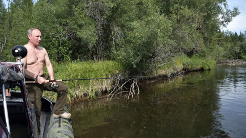 Salir con el torso desnudo ya se ha convertido en una tradición para el jefe del Kremlin, que intenta así vender una imagen de hombre de acción y en perfecto estado de salud, cuando está a punto de cumplir los 65 años.- SPUTNIK