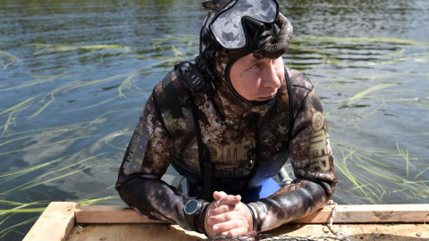 El presidente no se limitó a darle caza, sino que se vio cómo nadó con su trofeo hasta la balsa y esperó pacientemente apoyado en su borde que sus ayudantes midieran y pesaran la imponente presa para evitar malentendidos.-SPUTNIK