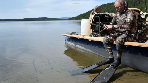 El punto culminante de la excursión presidencial fue la pesca submarina en las cristalinas aguas de Siberia meridional al más puro estilo de los documentales sobre naturaleza salvaje.- SPUTNIK