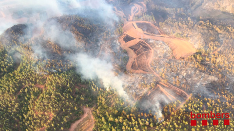 Imatges aèries de l'incendi forestal al Bages / Bombers
