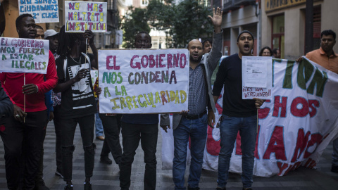 Un grupo de migrantes protesta ante la Oficina de Extranjería en Madrid contra la falta de citas para realizar sus trámites. -JAIRO VARGAS Un grupo de migrantes protesta ante la Oficina de Extranjería en Madrid contra la falta de citas para realizar sus trámites. -JAIRO VARGAS