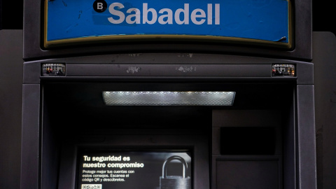 El logo del Banco Sabadell en un cajero automático de una de sus sucursales en Madrid. REUTERS/Juan Medina El logo del Banco Sabadell en un cajero automático de una de sus sucursales en Madrid. REUTERS/Juan Medina