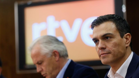 El secretario general del PSOE, Pedro Sánchez, con los sindicalistas de RTVE en Torrespaña. / EFE El secretario general del PSOE, Pedro Sánchez, con los sindicalistas de RTVE en Torrespaña. / EFE