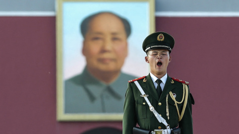 Bostezo guardia Tiananmen