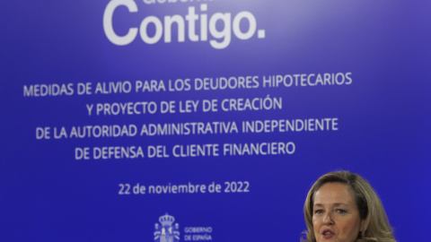 La vicepresidenta primera y ministra de Asuntos Económico, Nadia Calviño, durante la rueda de prensa posterior al Consejo de Ministros, en el Palacio de la Moncloa, en Madrid. EFE/Sergio Pérez La vicepresidenta primera y ministra de Asuntos Económico, Nadia Calviño, durante la rueda de prensa posterior al Consejo de Ministros, en el Palacio de la Moncloa, en Madrid. EFE/Sergio Pérez