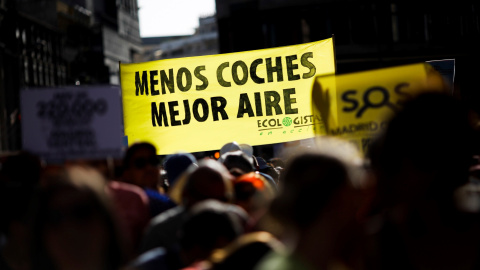 "Menos coches, mejor aire", reza una pancarta durante la manifestación en defensa de Madrid Central. EFE/David Fernández "Menos coches, mejor aire", reza una pancarta durante la manifestación en defensa de Madrid Central. EFE/David Fernández