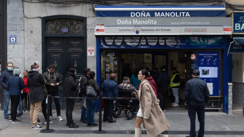 Varias personas en las inmediaciones de la administración de loterías Doña Manolita, a 14 de noviembre de 2022, en Madrid (España). Varias personas en las inmediaciones de la administración de loterías Doña Manolita, a 14 de noviembre de 2022, en Madrid (España).