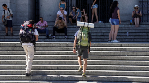 Turistas en frente de la Catedral de la Almudena en Madrid. REUTERS Turistas en frente de la Catedral de la Almudena en Madrid. REUTERS