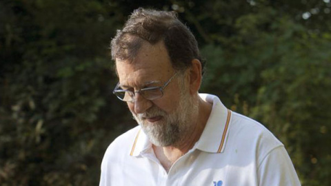 El presidente del Gobierno, Mariano Rajoy, en uno de sus paseos matinales por Ribadumia, la localidad pontevedresa donde pasa sus vacaciones. Archivo EFE El presidente del Gobierno, Mariano Rajoy, en uno de sus paseos matinales por Ribadumia, la localidad pontevedresa donde pasa sus vacaciones. Archivo EFE