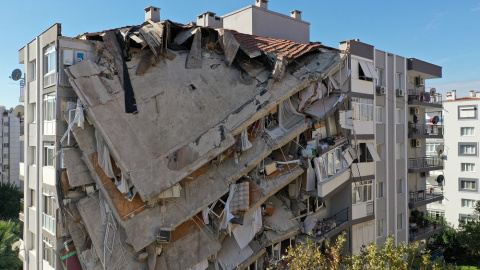 Imagen de un edificio destrozado por el terremoto de Esmirna. Imagen de un edificio destrozado por el terremoto de Esmirna.
