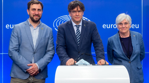 El expresident de la Generalitat, Carles Puigdemont (c) ofrece una rueda de prensa junto a los exconsellers Antoni Comín (i) y Clara Ponsatí (d) en Bruselas (Bélgica) en una imagen de archivo del 3 de junio de 2021. El expresident de la Generalitat, Carles Puigdemont (c) ofrece una rueda de prensa junto a los exconsellers Antoni Comín (i) y Clara Ponsatí (d) en Bruselas (Bélgica) en una imagen de archivo del 3 de junio de 2021.
