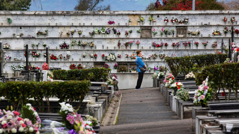 Una mujer visita el cementerio de San Salvador de Oviedo, este domingo con motivo de las fiestas de todos los Santos. Una mujer visita el cementerio de San Salvador de Oviedo, este domingo con motivo de las fiestas de todos los Santos.