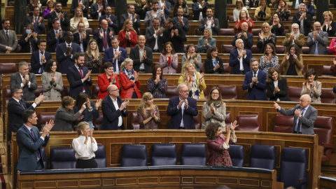 24/11/2022.- El diputado del PSOE Rafael Simancas (d) recibe una ovación de la bancada socialista durante la última jornada de debate y votación de los presupuestos en el pleno del Congreso, este jueves. EFE/ Kiko Huesca 24/11/2022.- El diputado del PSOE Rafael Simancas (d) recibe una ovación de la bancada socialista durante la última jornada de debate y votación de los presupuestos en el pleno del Congreso, este jueves. EFE/ Kiko Huesca