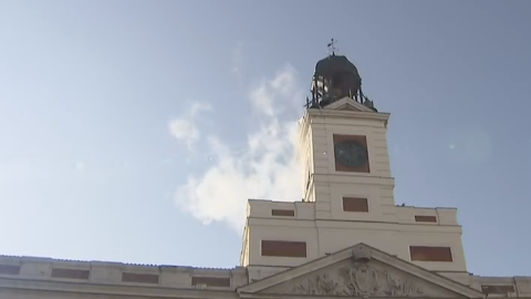 La débil columna de humo saliendo de la sede de la Presidencia de la Comunidad de Madrid este viernes 18 de febrero de 2022.- TVE La débil columna de humo saliendo de la sede de la Presidencia de la Comunidad de Madrid este viernes 18 de febrero de 2022.- TVE
