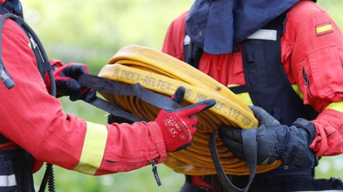 Miembros de la Unidad Militar de Emergencias (UME) tras participar en la extinción de un incendio en Naves . La oleada de incendios forestales que asola desde ayer varios puntos de Asturias se ha reducido a última hora de la mañana de este lunes a 44 f Miembros de la Unidad Militar de Emergencias (UME) tras participar en la extinción de un incendio en Naves . La oleada de incendios forestales que asola desde ayer varios puntos de Asturias se ha reducido a última hora de la mañana de este lunes a 44 f