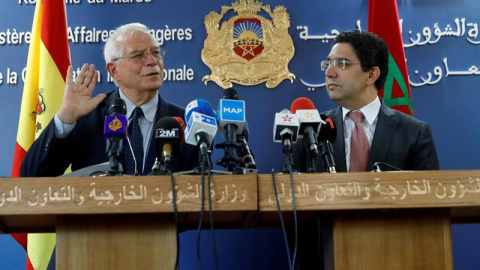 El ministro de Asuntos Exteriores Josep Borrell (i), junto a su homólogo marroquí Nasser Bourita (d), durante la rueda de prensa conjunta que ofrecen tras el encuentro que han mantenido hoy en Rabat.- EFE/JuanJo Martín El ministro de Asuntos Exteriores Josep Borrell (i), junto a su homólogo marroquí Nasser Bourita (d), durante la rueda de prensa conjunta que ofrecen tras el encuentro que han mantenido hoy en Rabat.- EFE/JuanJo Martín