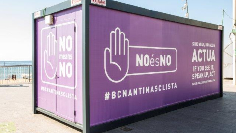 Estand de información contra la violencia machista del Ayuntamiento de Barcelona instalado en el Paseo Marítimo / PÚBLICO Estand de información contra la violencia machista del Ayuntamiento de Barcelona instalado en el Paseo Marítimo / PÚBLICO