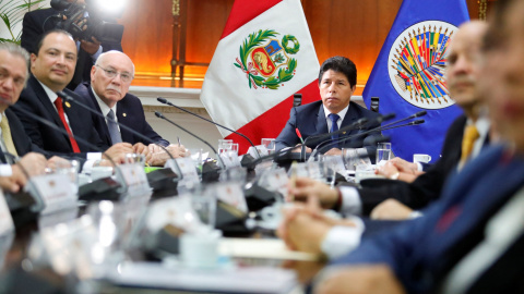 El presidente de Perú, Pedro Castillo , y Eladio Loizaga, representante del Secretario General de la OEA, asisten a una reunión en Lima, Perú, el 21 de noviembre de 2022 El presidente de Perú, Pedro Castillo , y Eladio Loizaga, representante del Secretario General de la OEA, asisten a una reunión en Lima, Perú, el 21 de noviembre de 2022