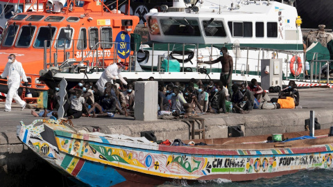 Uno de los últimos cayucos que llegó a la costa canaria. Uno de los últimos cayucos que llegó a la costa canaria.