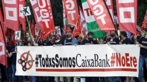 Los trabajadores de Caixabank protestan contra los despidos mientras la junta aprueba el sueldo de los directivos Los trabajadores de Caixabank protestan contra los despidos mientras la junta aprueba el sueldo de los directivos