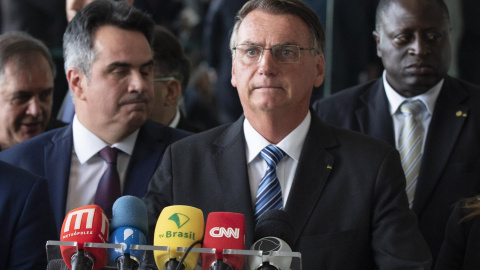 El presidente de Brasil, Jair Bolsonaro, comparece ante los medios tras su derrota electoral, en Brasilia a 1 de noviembre de 2022. El presidente de Brasil, Jair Bolsonaro, comparece ante los medios tras su derrota electoral, en Brasilia a 1 de noviembre de 2022.