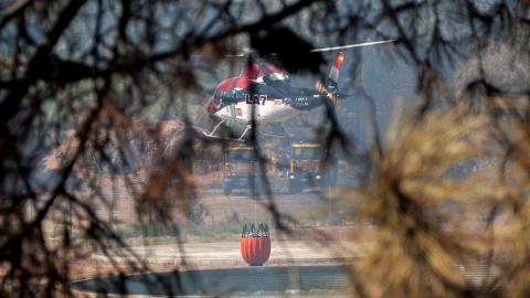 Un helicóptero trabaja en la extinción del incendio forestal de Sierra Bermeja que ha afectado a cuatro municipios de la provincia de Málaga. Un helicóptero trabaja en la extinción del incendio forestal de Sierra Bermeja que ha afectado a cuatro municipios de la provincia de Málaga.