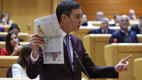 El presidente del Gobierno, Pedro Sánchez, en el pleno del Senado en Madrid el pasado martes en su respuesta a Alberto Núñez Feijóo con la portada del periódico El Mundo en la mano. El presidente del Gobierno, Pedro Sánchez, en el pleno del Senado en Madrid el pasado martes en su respuesta a Alberto Núñez Feijóo con la portada del periódico El Mundo en la mano.