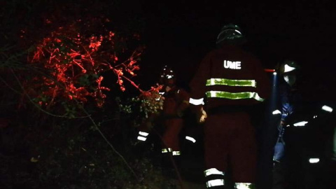 Captura de vídeo de los trabajos de extinción la pasada noche del incendio que se desató el viernes en Almorox (Toledo) y que se extendió a la Comunidad de Madrid calcinando ya en ambos territorios casi 4.000 hectáreas. (EFE)
