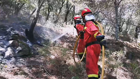 Captura de un video facilitado por OCP-UME de las labores de extinción del incendio que se propaga por las localidades madrileñas de Cadalso de los Vidrios y Cenicientos y parte de la provincia de Toledo, que ha quemado ya en torno a 3.300 hectáreas