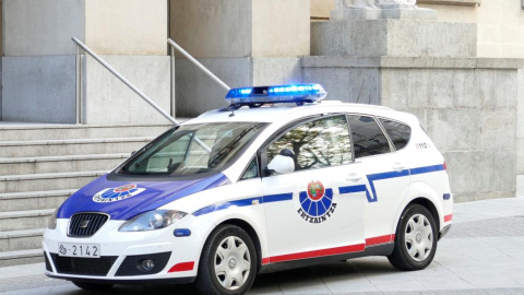 Imagen de un coche de la Ertzaintza frente a un juzgado. Imagen de un coche de la Ertzaintza frente a un juzgado.