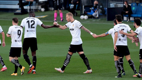 Los jugadores del Valencia, entre ellos Mouctar Diakhaby, celebran tras marcar ante el Cádiz, durante el partido de Liga en Primera División. Los jugadores del Valencia, entre ellos Mouctar Diakhaby, celebran tras marcar ante el Cádiz, durante el partido de Liga en Primera División.