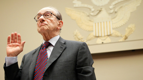 El expresidente de la Reserva Federal Alan Greenspan presta juramente en una comparecencia en la comisión del Congreso estadounidense sobre la crisis financiera, en abril de 2010. AFP/Alex Wong El expresidente de la Reserva Federal Alan Greenspan presta juramente en una comparecencia en la comisión del Congreso estadounidense sobre la crisis financiera, en abril de 2010. AFP/Alex Wong
