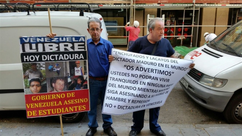 'El camarero del Rodea el Congreso' de 2012 (d) irrumpió este martes en un acto de IU al grito de "están matando jóvenes en Venezuela". EUROPA PRESS 'El camarero del Rodea el Congreso' de 2012 (d) irrumpió este martes en un acto de IU al grito de "están matando jóvenes en Venezuela". EUROPA PRESS