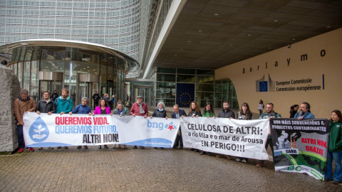 17/4/24 Alcaldes y cargos del BNG, con Ana Miranda y portavoces de los colectivos sociales que se oponen a la instalación de la fábrica de celulosa de Altri, el pasado martes en la sede de la Comisión Europea. 17/4/24 Alcaldes y cargos del BNG, con Ana Miranda y portavoces de los colectivos sociales que se oponen a la instalación de la fábrica de celulosa de Altri, el pasado martes en la sede de la Comisión Europea.