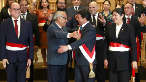 Fotografía cedida por la Presidencia del Perú que muestra al presidente Pedro Castillo (c) mientras saluda al ex primer ministro Aníbal Torres (2-i) y rodeado de su nuevo gabinete de ministros, en Lima Fotografía cedida por la Presidencia del Perú que muestra al presidente Pedro Castillo (c) mientras saluda al ex primer ministro Aníbal Torres (2-i) y rodeado de su nuevo gabinete de ministros, en Lima