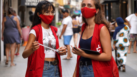 Dos voluntarias de la Cruz Roja en la campaña de sensibilización destinada a los jóvenes. Dos voluntarias de la Cruz Roja en la campaña de sensibilización destinada a los jóvenes.