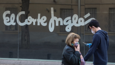 Una mujer y un joven pasan al lado de uno de los centros del Corte Inglés de Madrid. E.P./Marta Fernández Una mujer y un joven pasan al lado de uno de los centros del Corte Inglés de Madrid. E.P./Marta Fernández