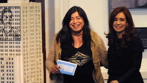 Diana Sacayán junto a la expresidenta argentina Cristina Fernández de Kirchner.