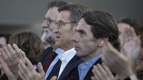 15/09/23-Mariano Rajoy, Alberto Núñez Feijóo y José María Aznar aplauden durante la clausura de un evento en febrero de 2023. 15/09/23-Mariano Rajoy, Alberto Núñez Feijóo y José María Aznar aplauden durante la clausura de un evento en febrero de 2023.